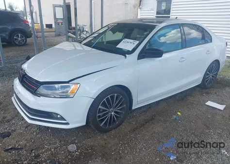 2015 Volkswagen Jetta 1.8T Sport z USA, uszkodzony, nr VIN 3VWD17AJ0FM217419